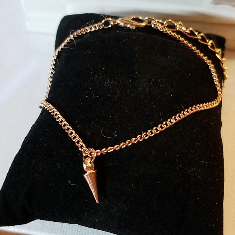 GOLD TONE SPIKE 8" BRACELET
